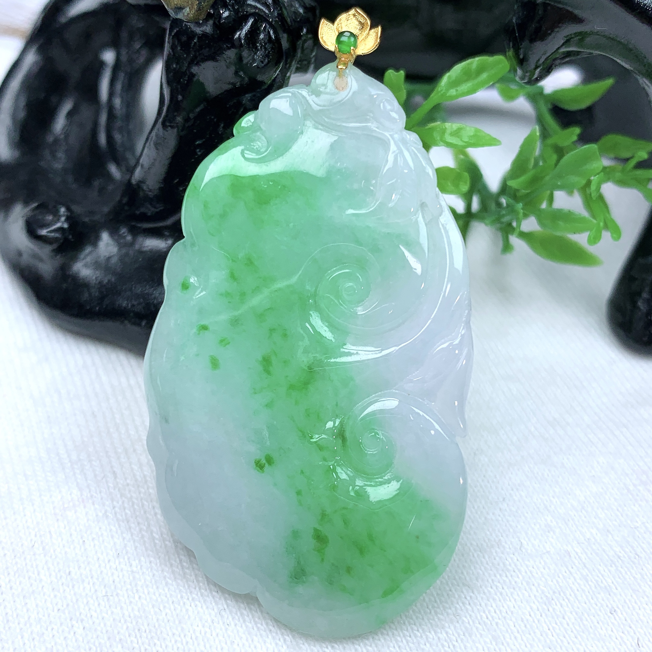 天然缅甸翡翠A货冰润飘阳绿如意吊坠挂件含扣头52.4−27.8−4.8mm