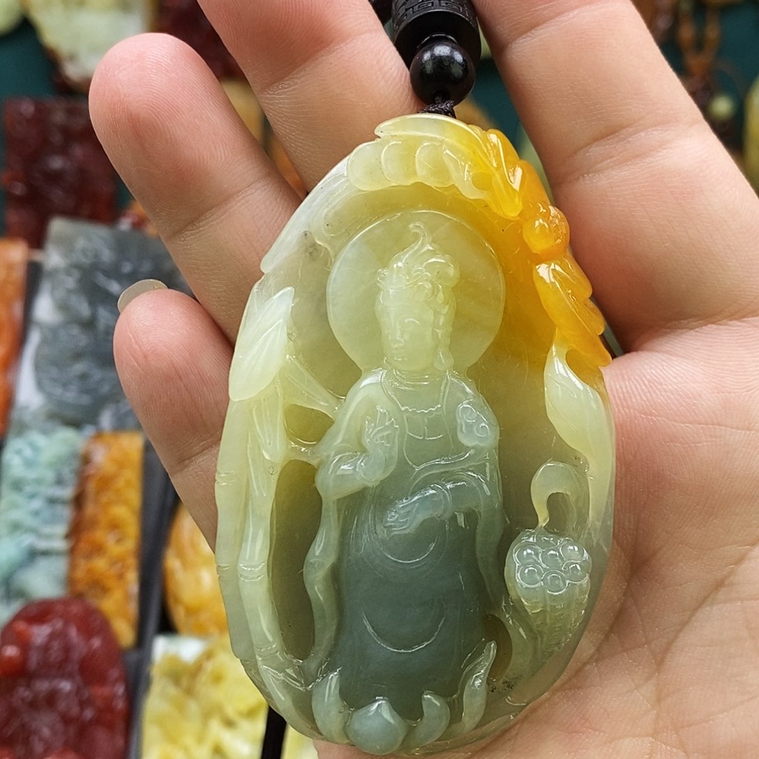 蛇纹石玉未镶嵌颈饰观音