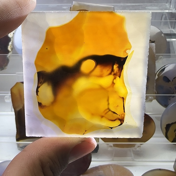 贵***坚玛瑙/玉髓未镶嵌珠宝奇石