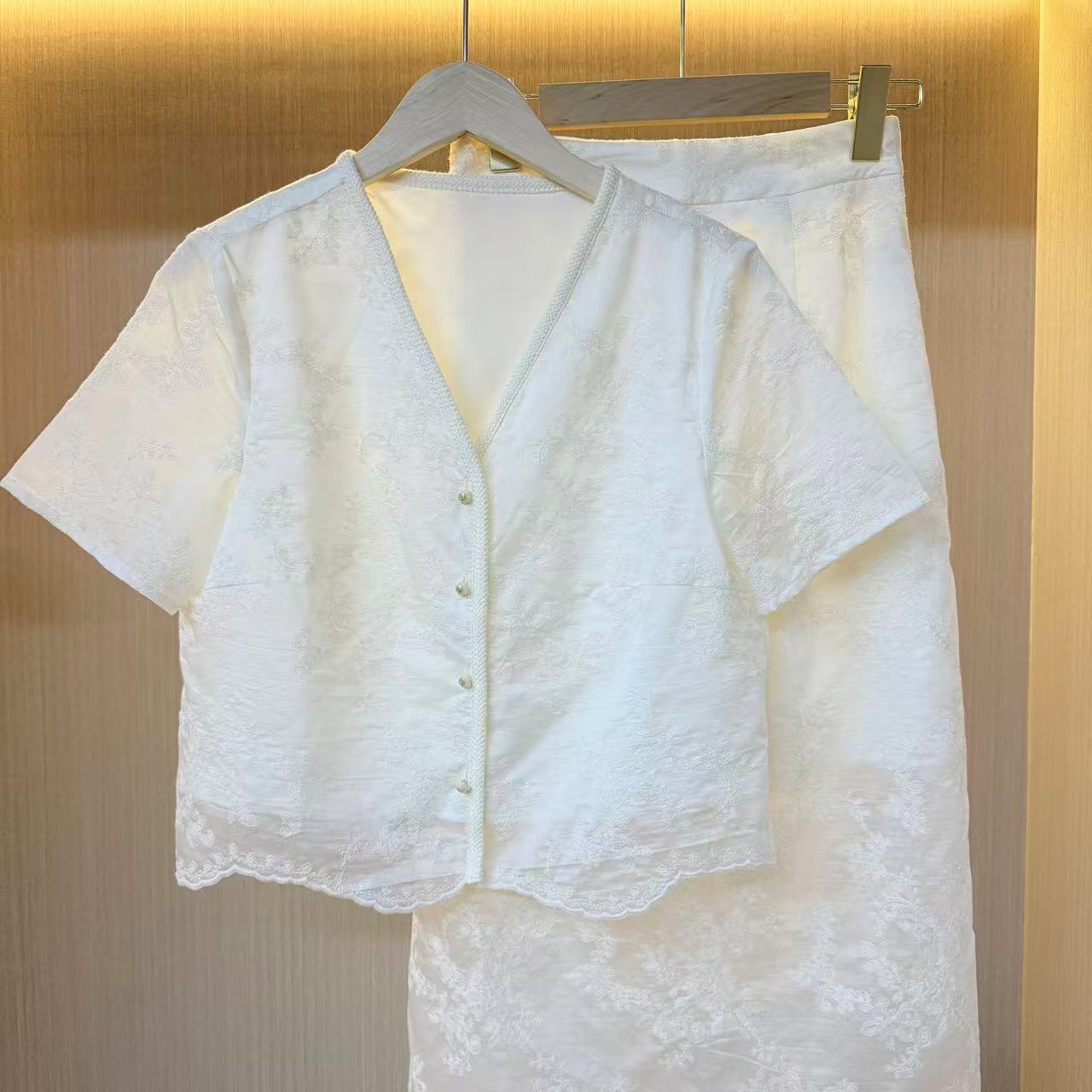 V领上衣气质洋气减龄女装夏季新款绣花两件套上衣裙子套装裙