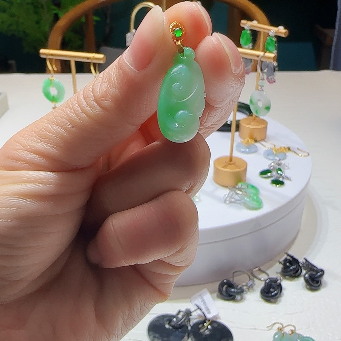 翡翠吊坠(不含链)18K金镶嵌天然缅甸a货翡翠