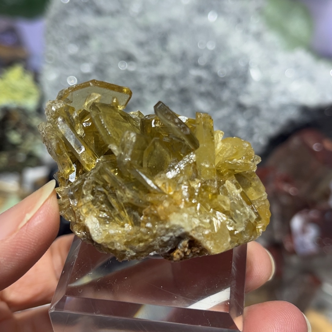 石材矿与晶体摆件边奔