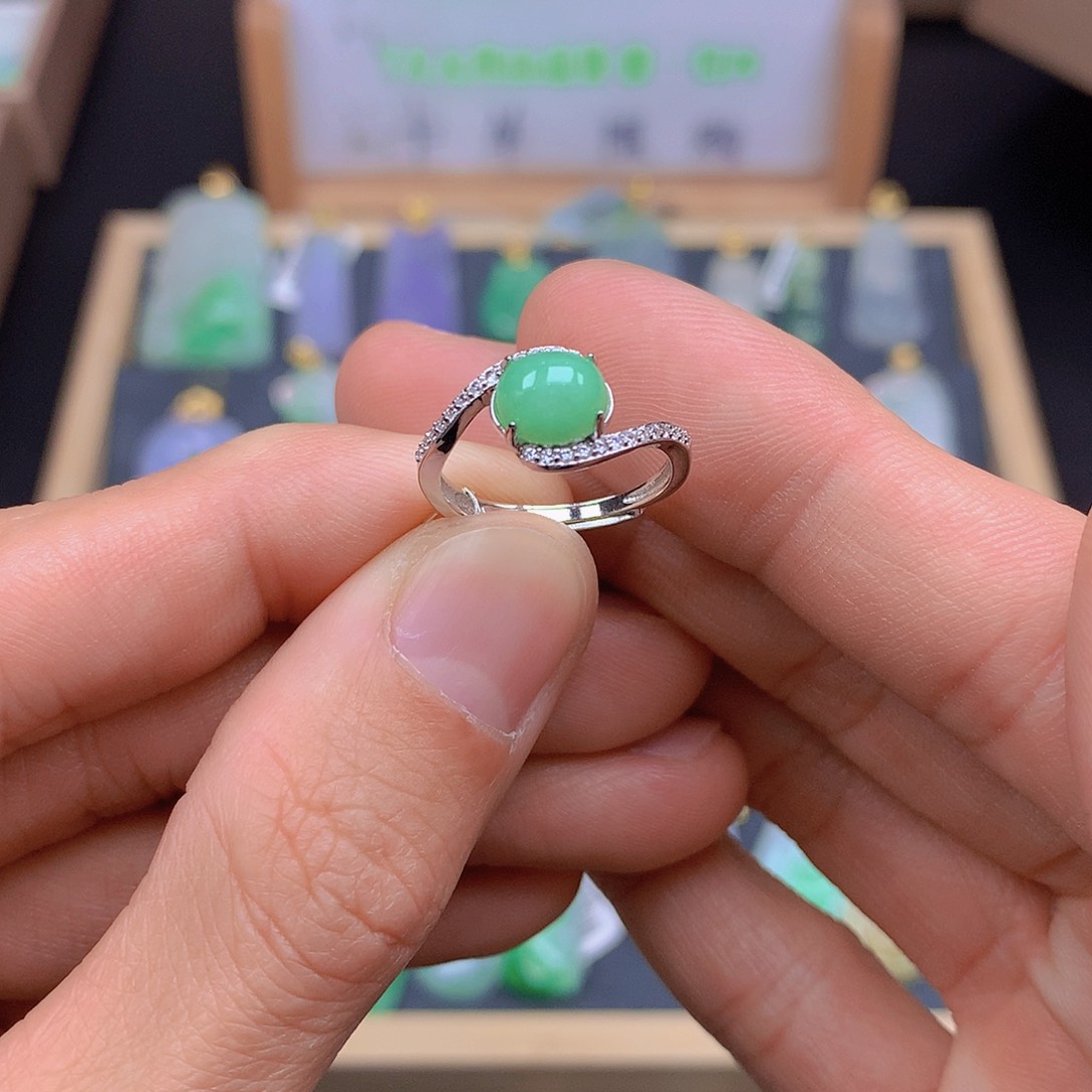 翡翠颈饰未镶嵌翡翠