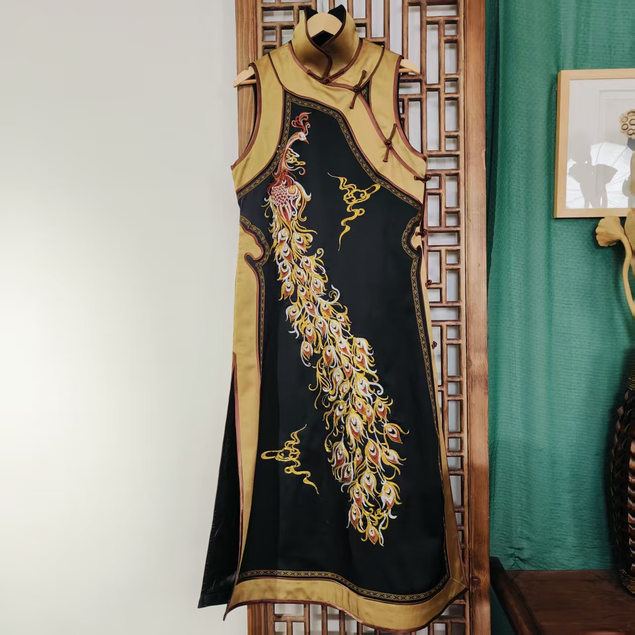 （等太阳) 凤徕兮私人定制黑色光板底盘金凤刺绣斜襟盘扣旗袍裙 