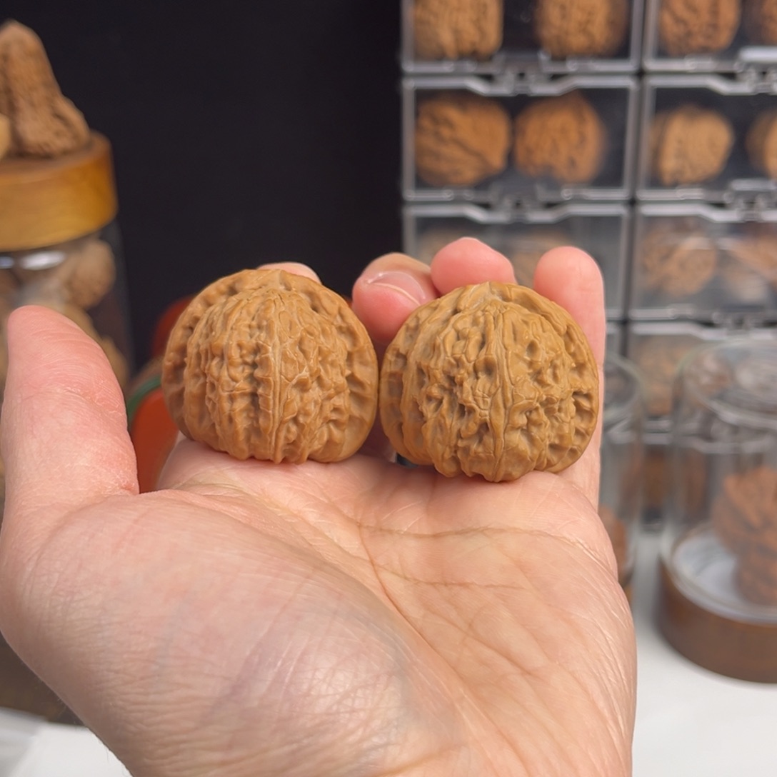 文玩核桃吊坠白狮子