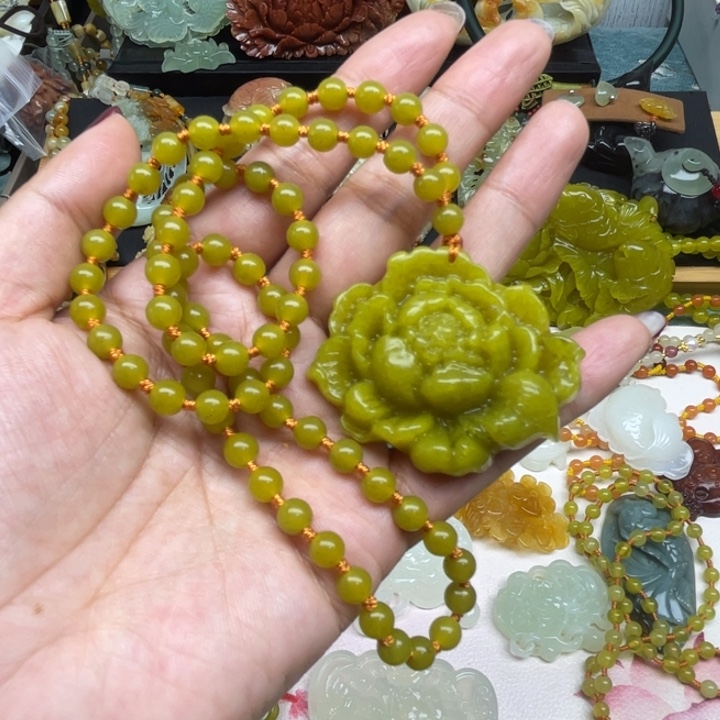 蛇纹石玉未镶嵌颈饰
