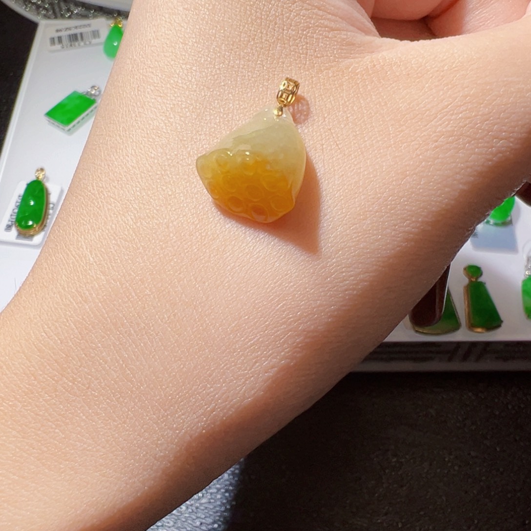 18K金镶嵌挂件翡翠翡翠