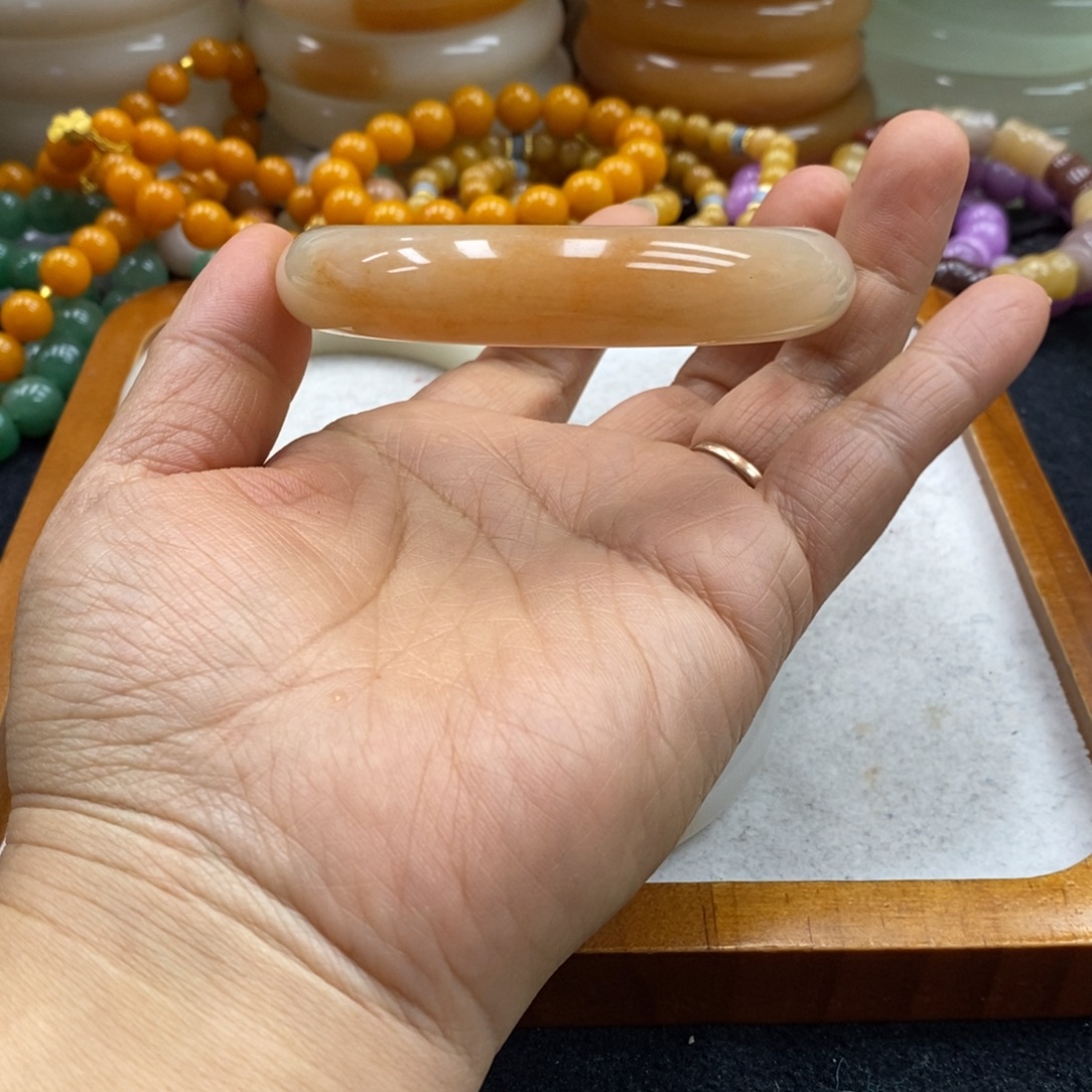 兰***石英质玉未镶嵌手镯