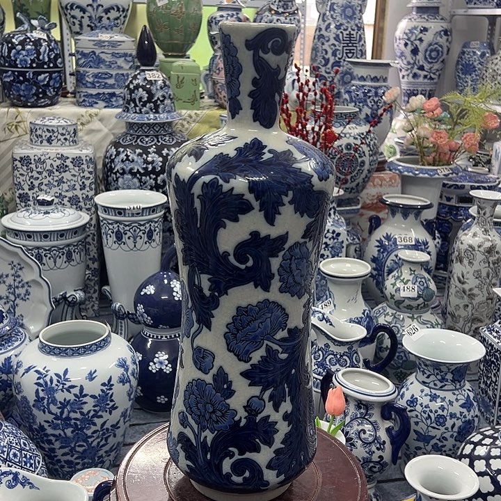摆件青花瓷手工手绘高温釉下彩，浮雕开片冰裂纹工艺，花瓶