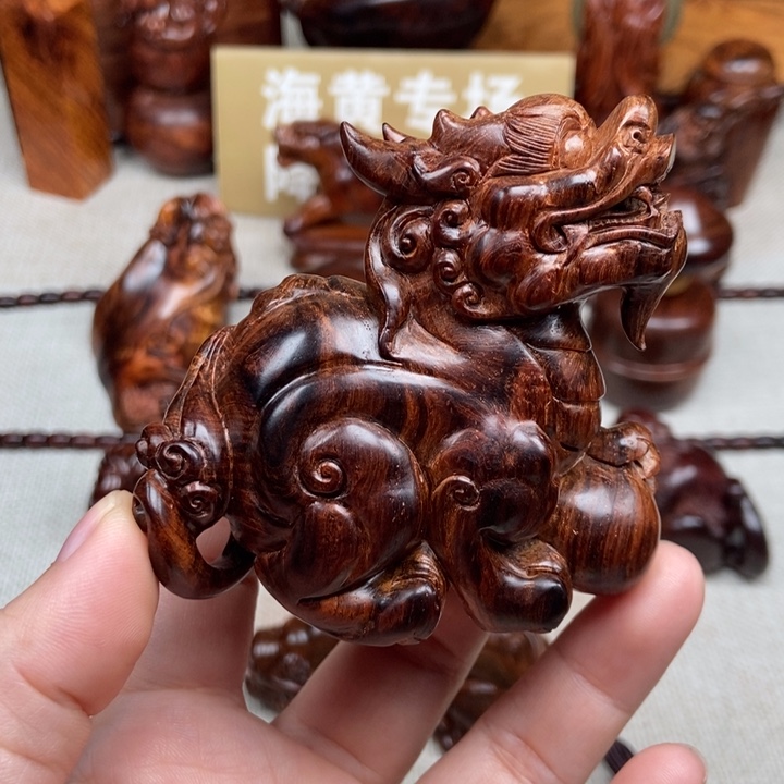 花梨木类端景台精*神75.9克貔貅