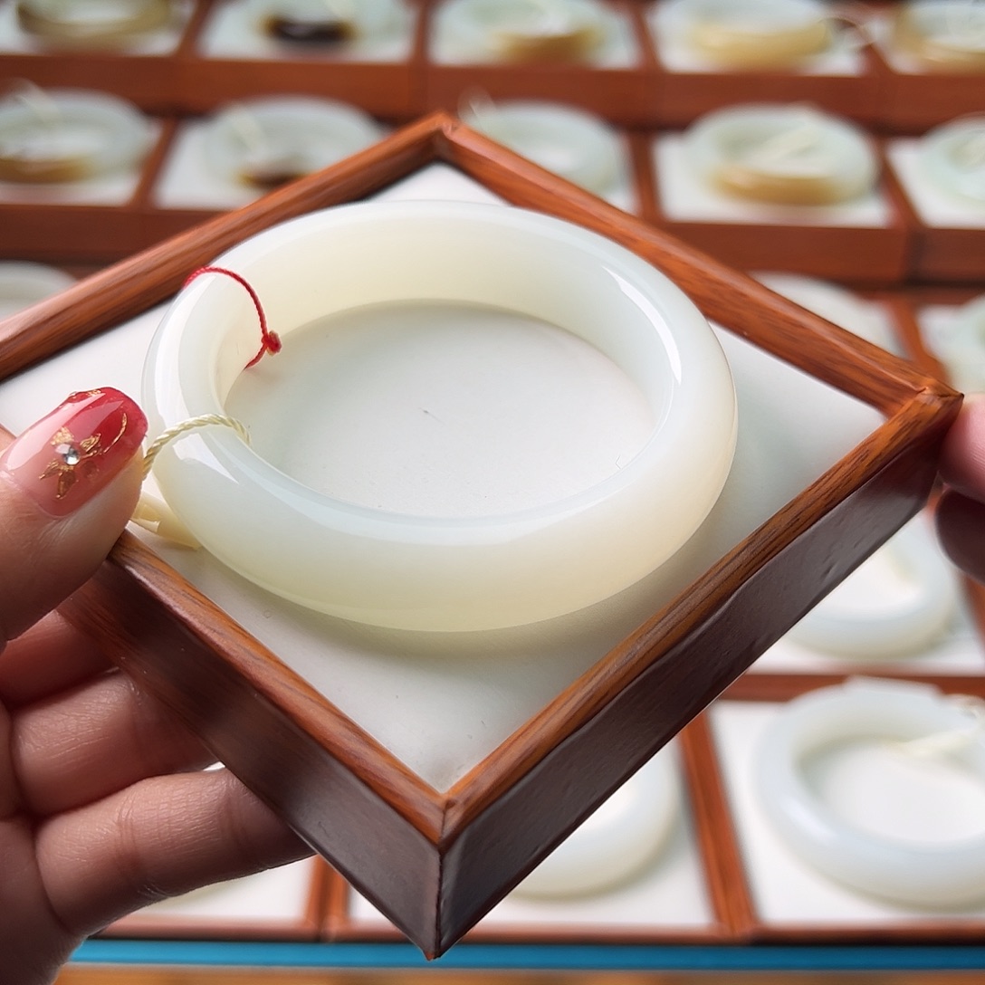 和田玉手镯未镶嵌56