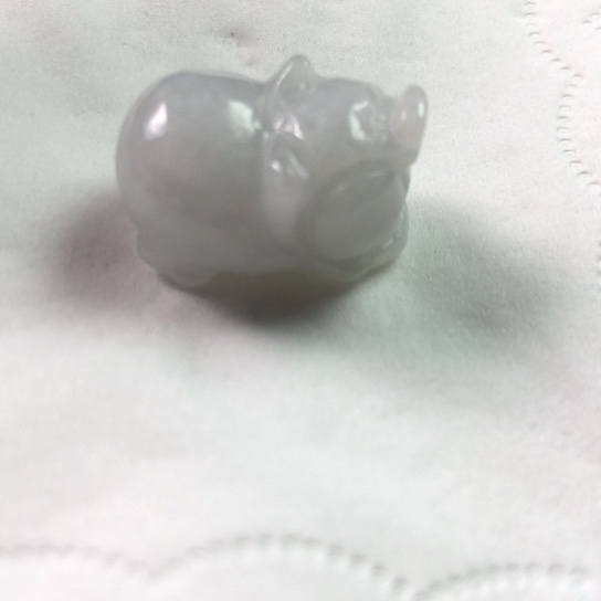 观***下翡翠未镶嵌颈饰吊坠