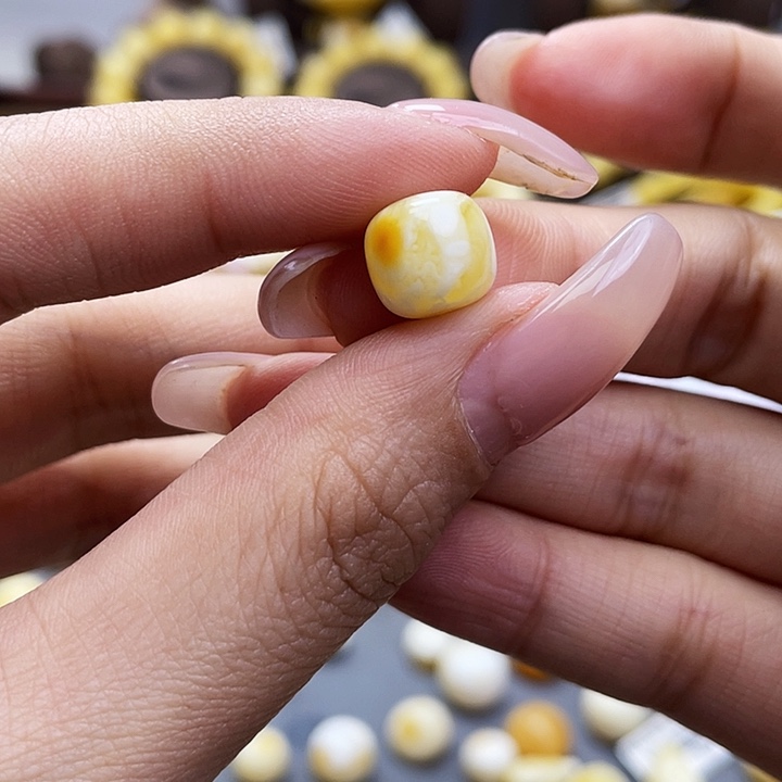 琥珀裸石未镶嵌老型尺寸10*9.2mm带皮色