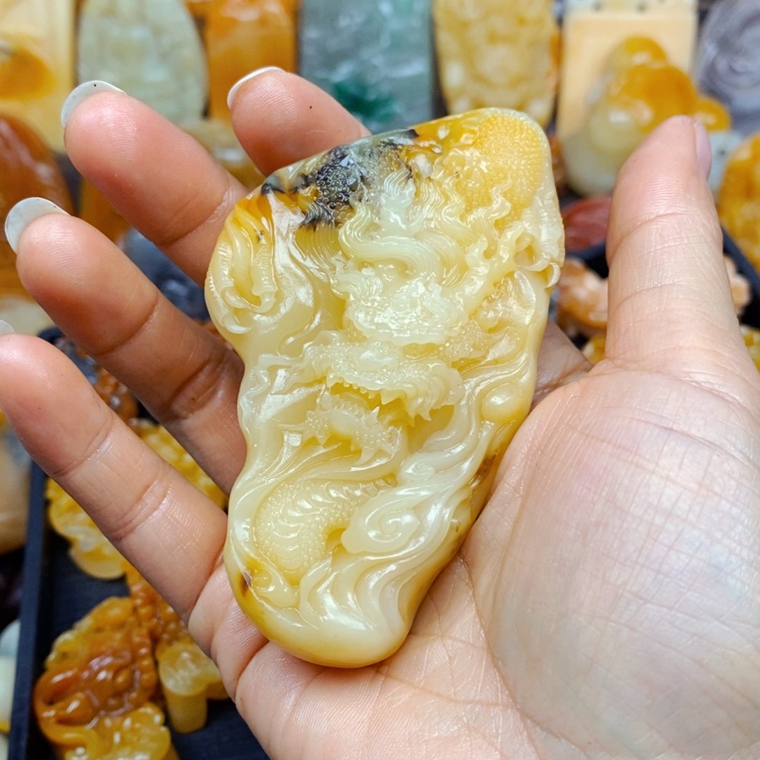 石英质玉（黄龙玉）未镶嵌颈饰