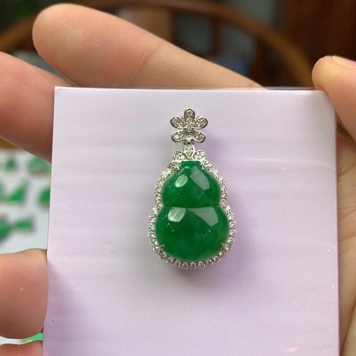 翡翠18K金镶嵌颈饰翡翠吊坠