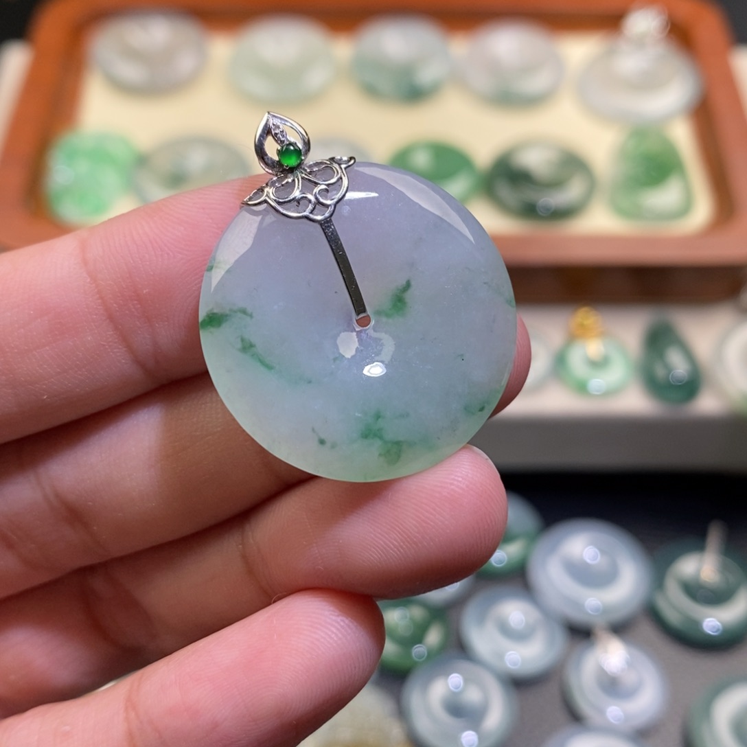 颈饰18K金镶嵌翡翠飘绿花