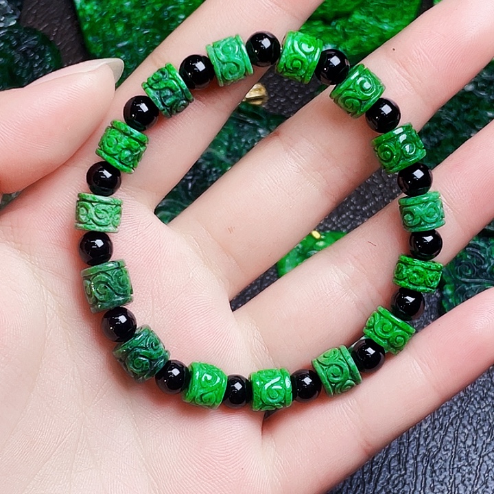 翡翠未镶嵌颈饰多样性