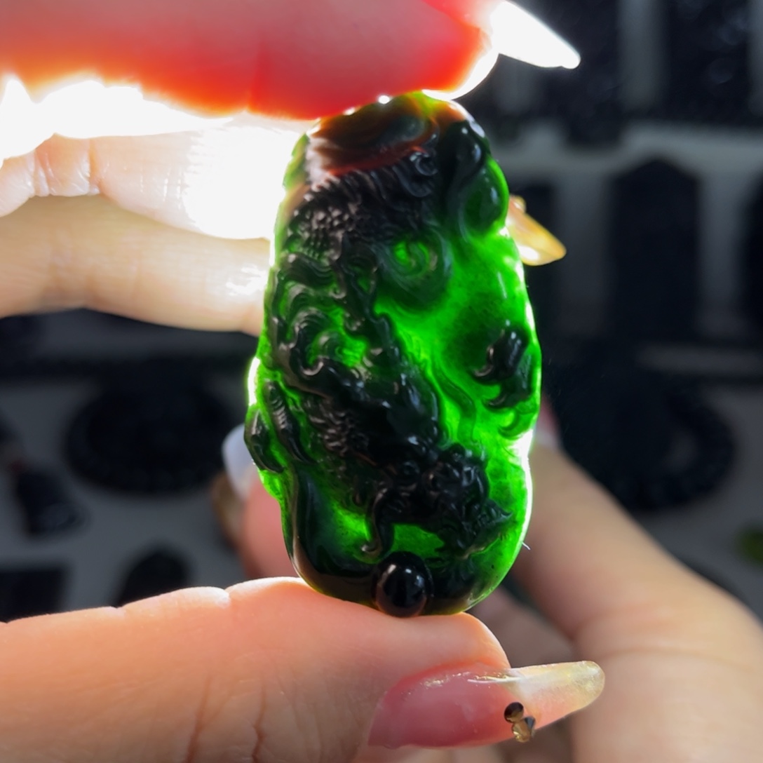 蛇纹石玉颈饰合金