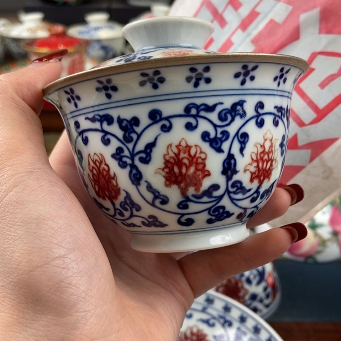 陶瓷艺术家的作品是一个