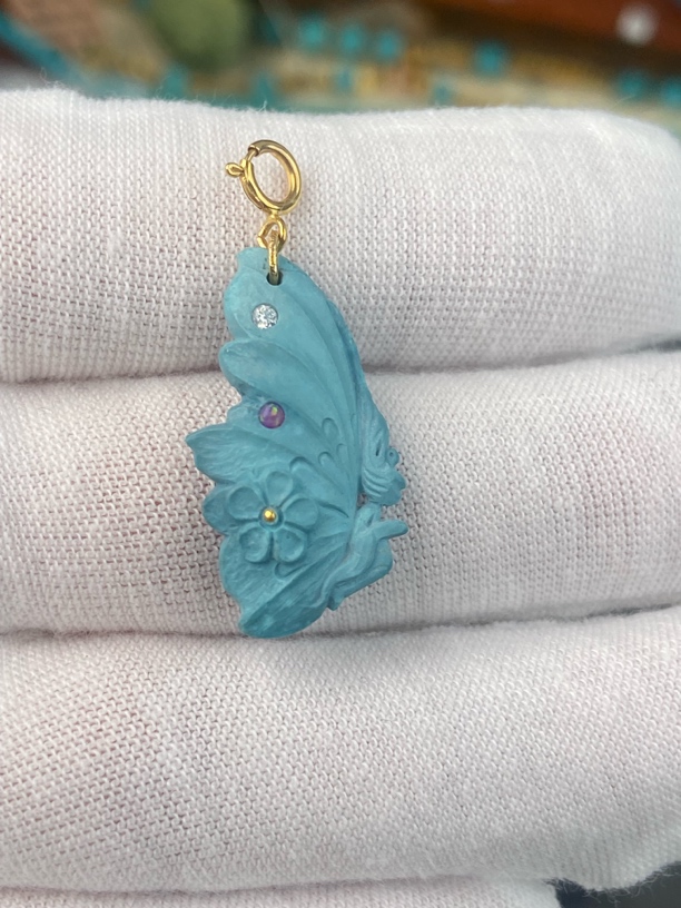 原矿绿松石雕刻蝴蝶