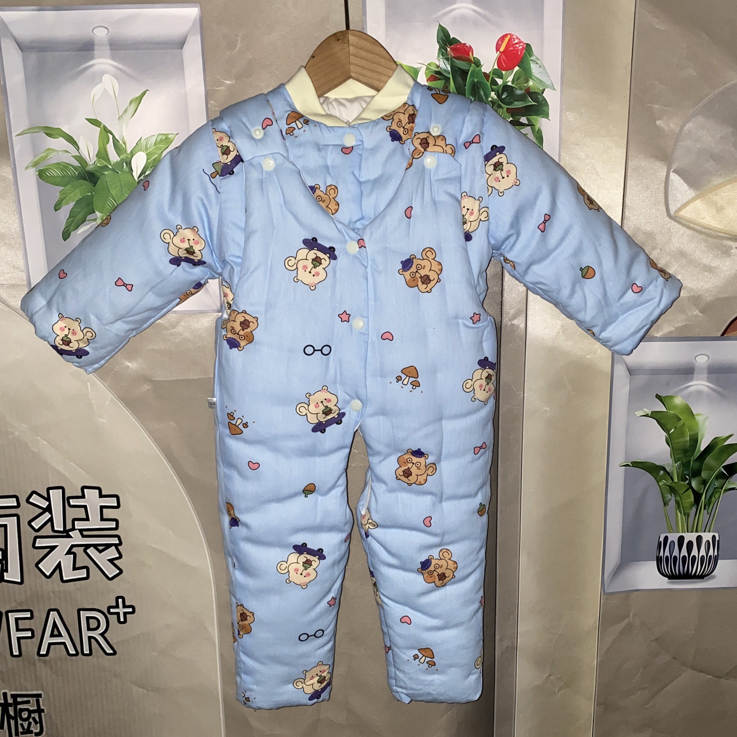 浅蓝色小松鼠手工棉花衣宝宝加厚冬款