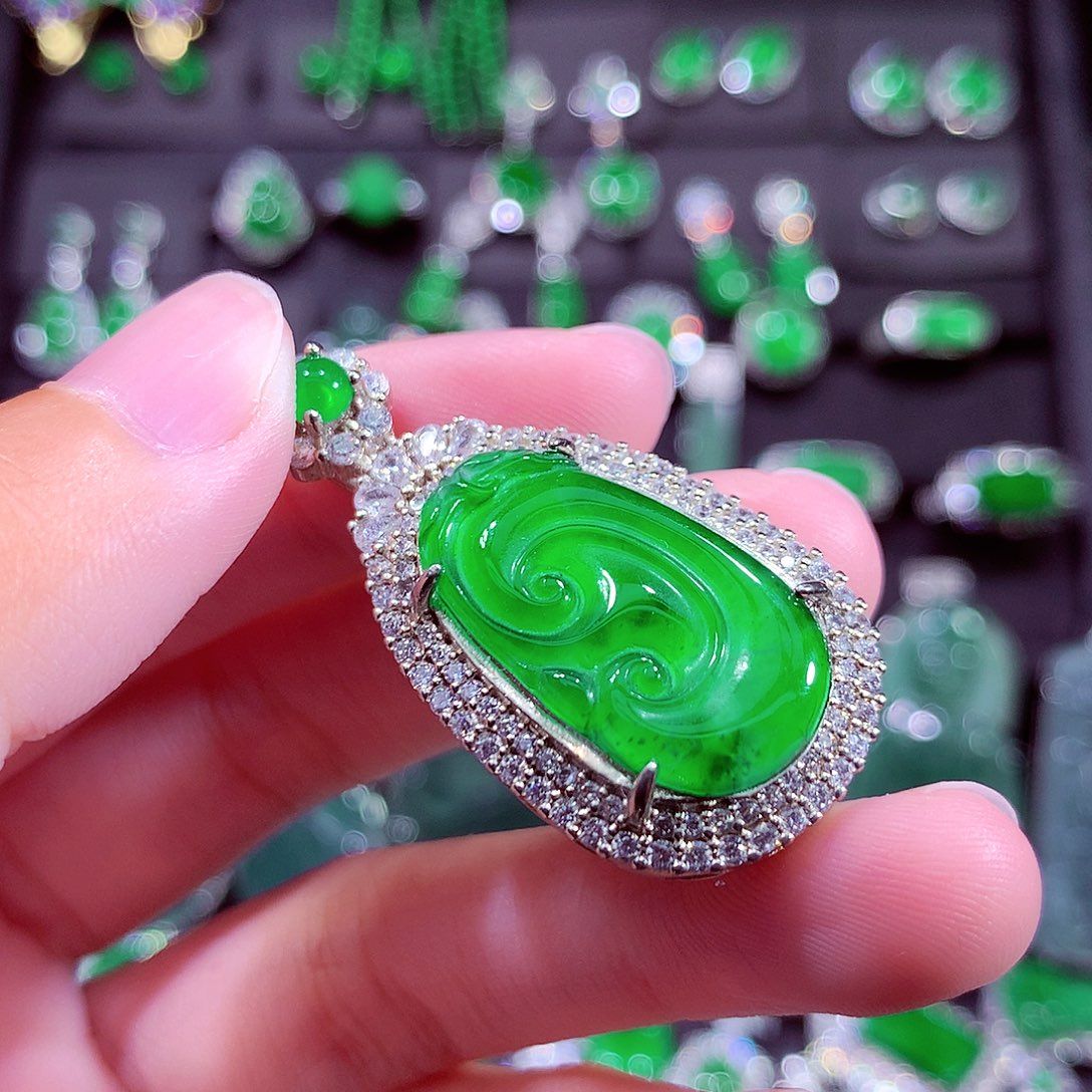 颈饰未镶嵌翡翠天然