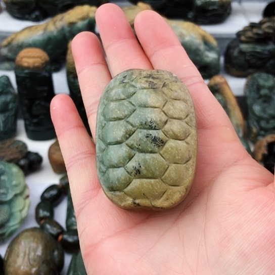 未镶嵌岫岩河磨玉（透闪石质玉）把件