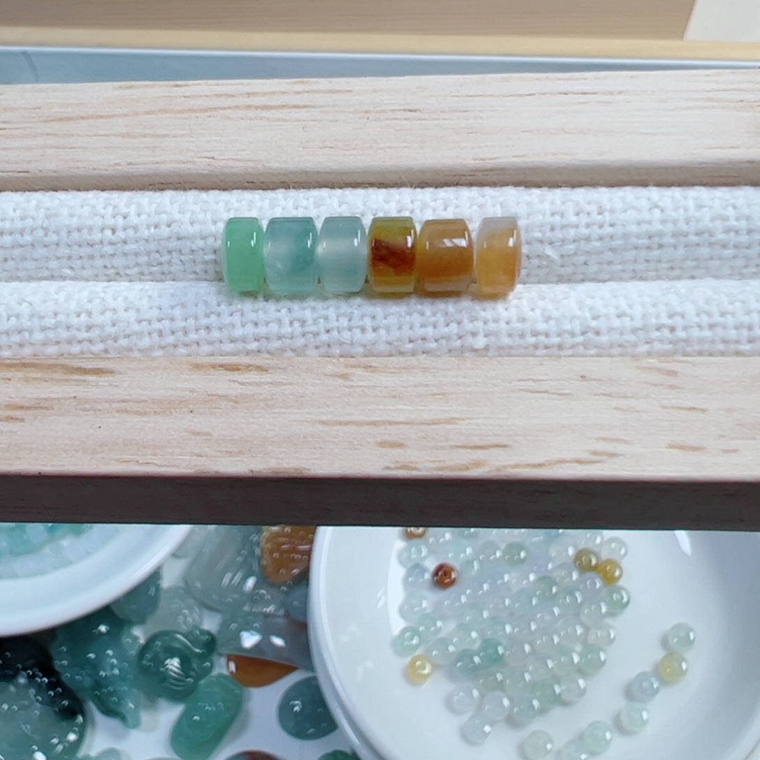 (***鱼翡翠散珠桶珠6个，