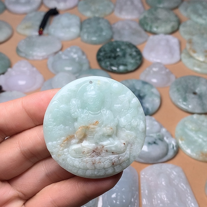 翡翠未镶嵌颈饰大势至