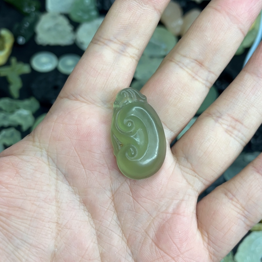 岫玉未镶嵌颈饰如意