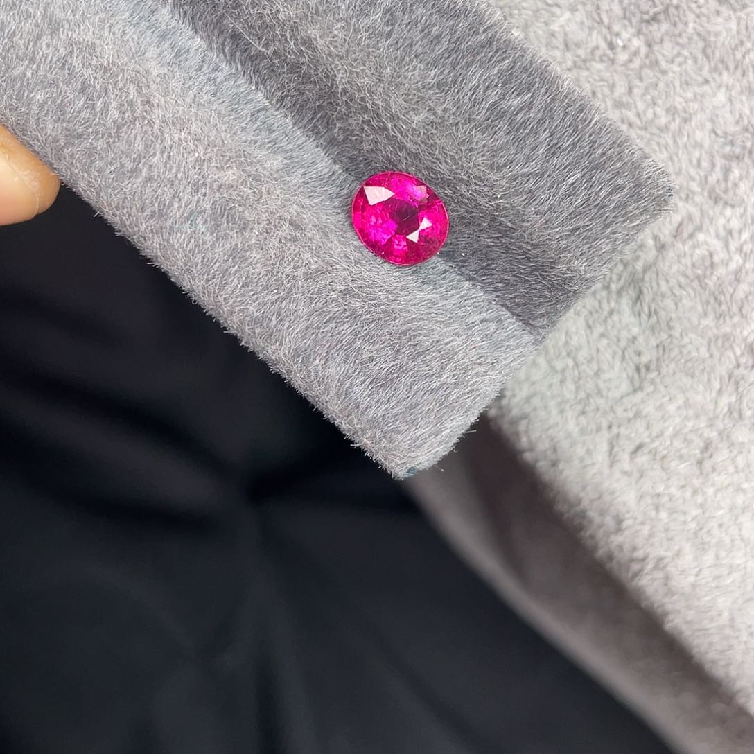 碧玺裸石未镶嵌1.68Ct。  