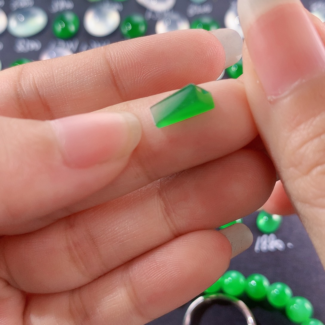 【闪购商品】翡翠颈饰未镶嵌切割