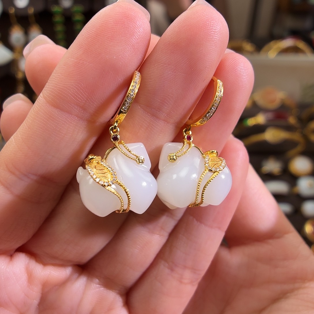 颈饰18K金镶嵌和田玉