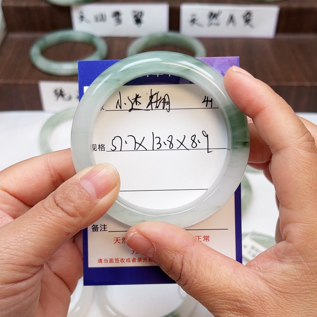 石英质玉手镯未镶嵌小*糊