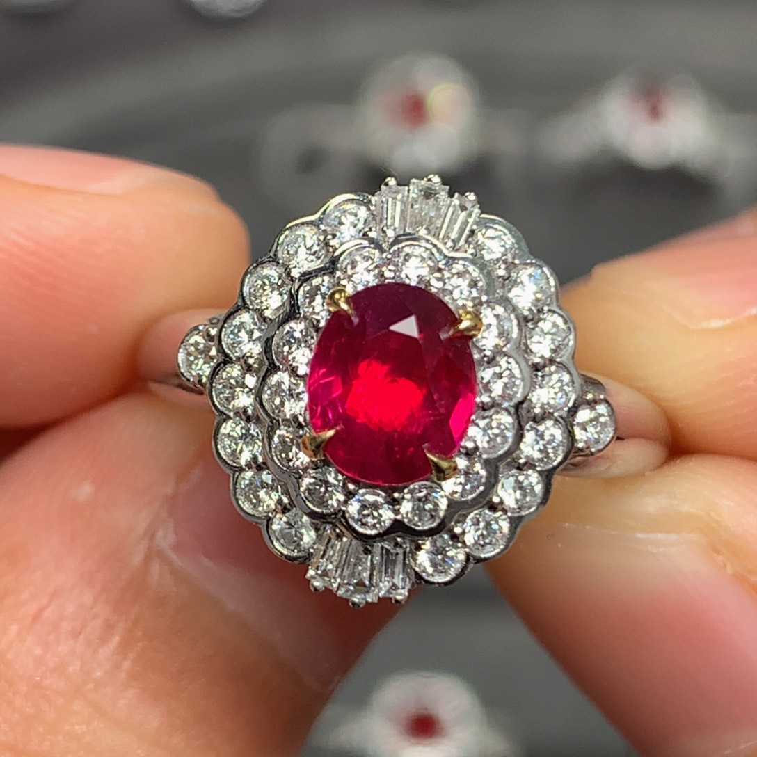 红宝石戒指18K金镶嵌