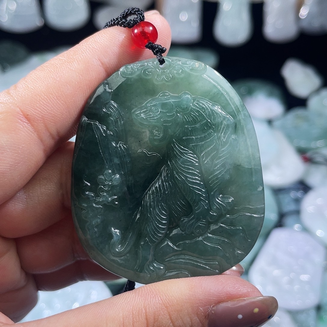 翡翠未镶嵌颈饰虎牌