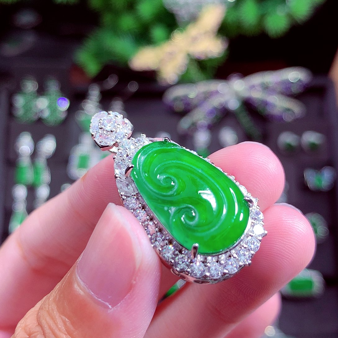 颈饰未镶嵌翡翠天然