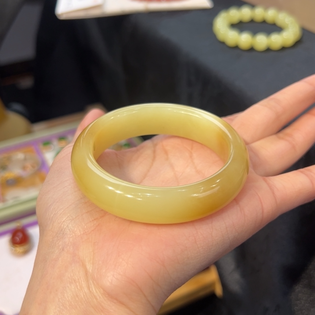 和田玉手镯未镶嵌新疆若羌糖黄52
