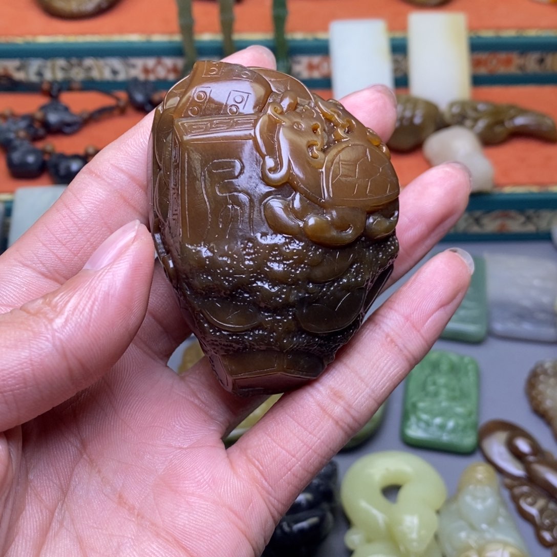 和田玉颈饰未镶嵌育**记