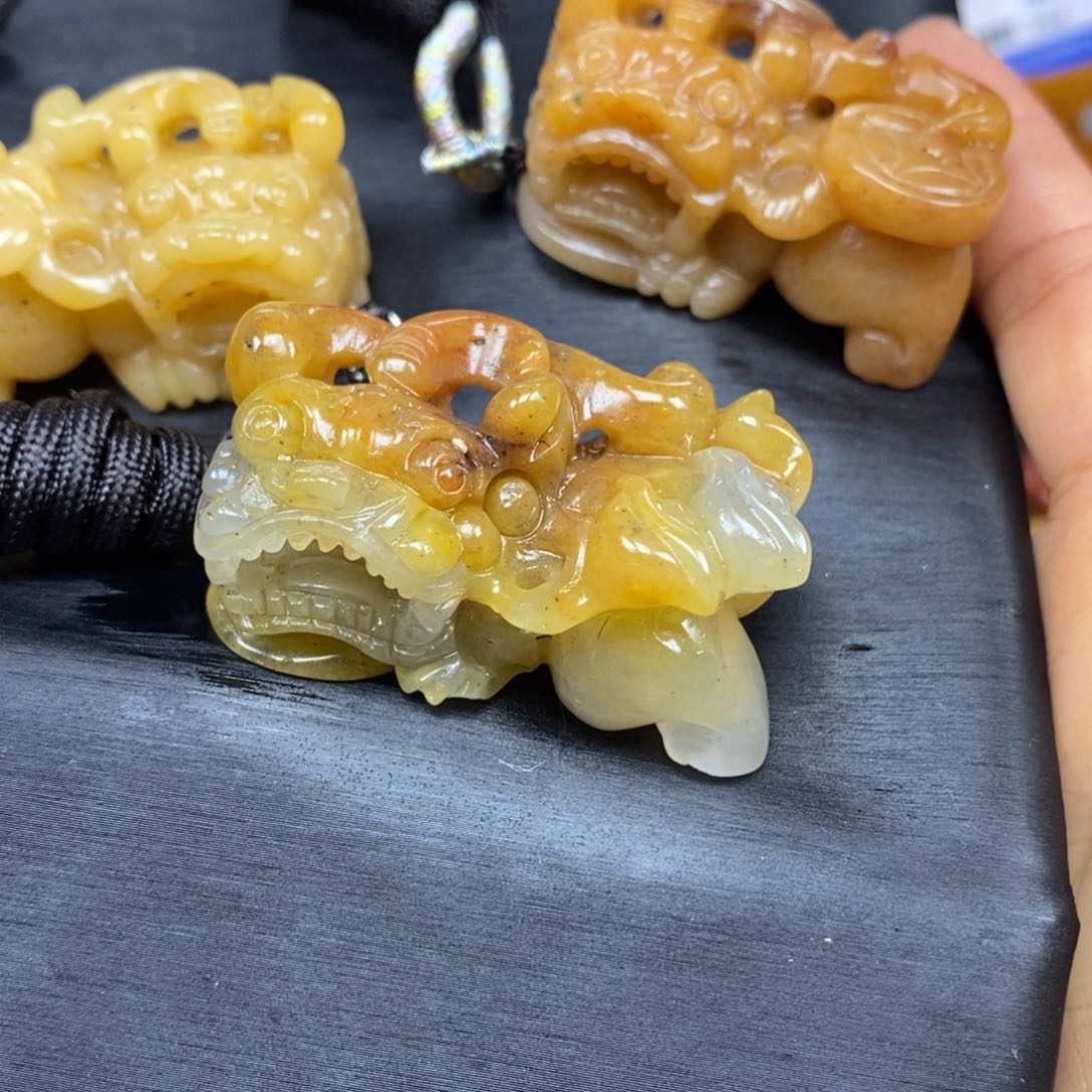 石英质玉（黄龙玉）颈饰未镶嵌