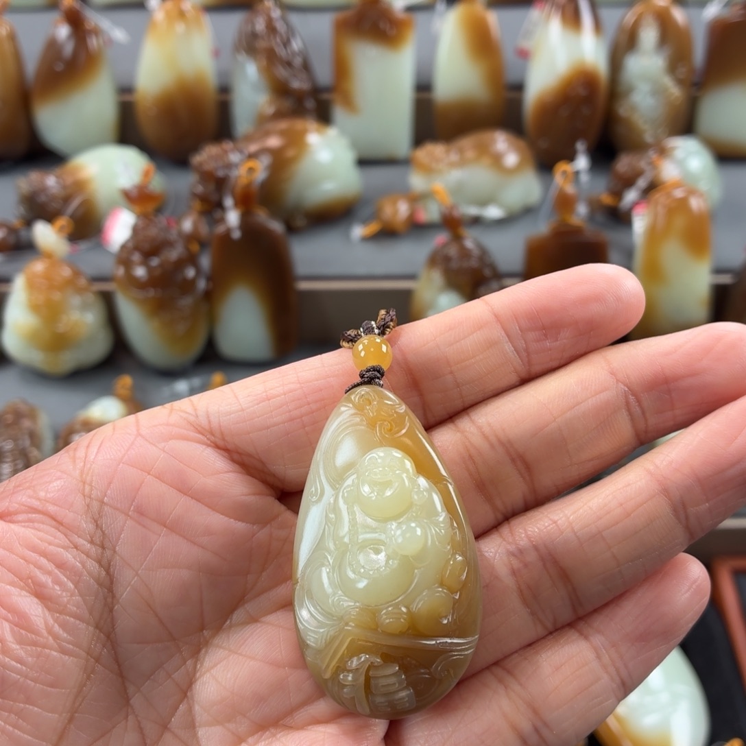 人***愧和田玉未镶嵌颈饰
