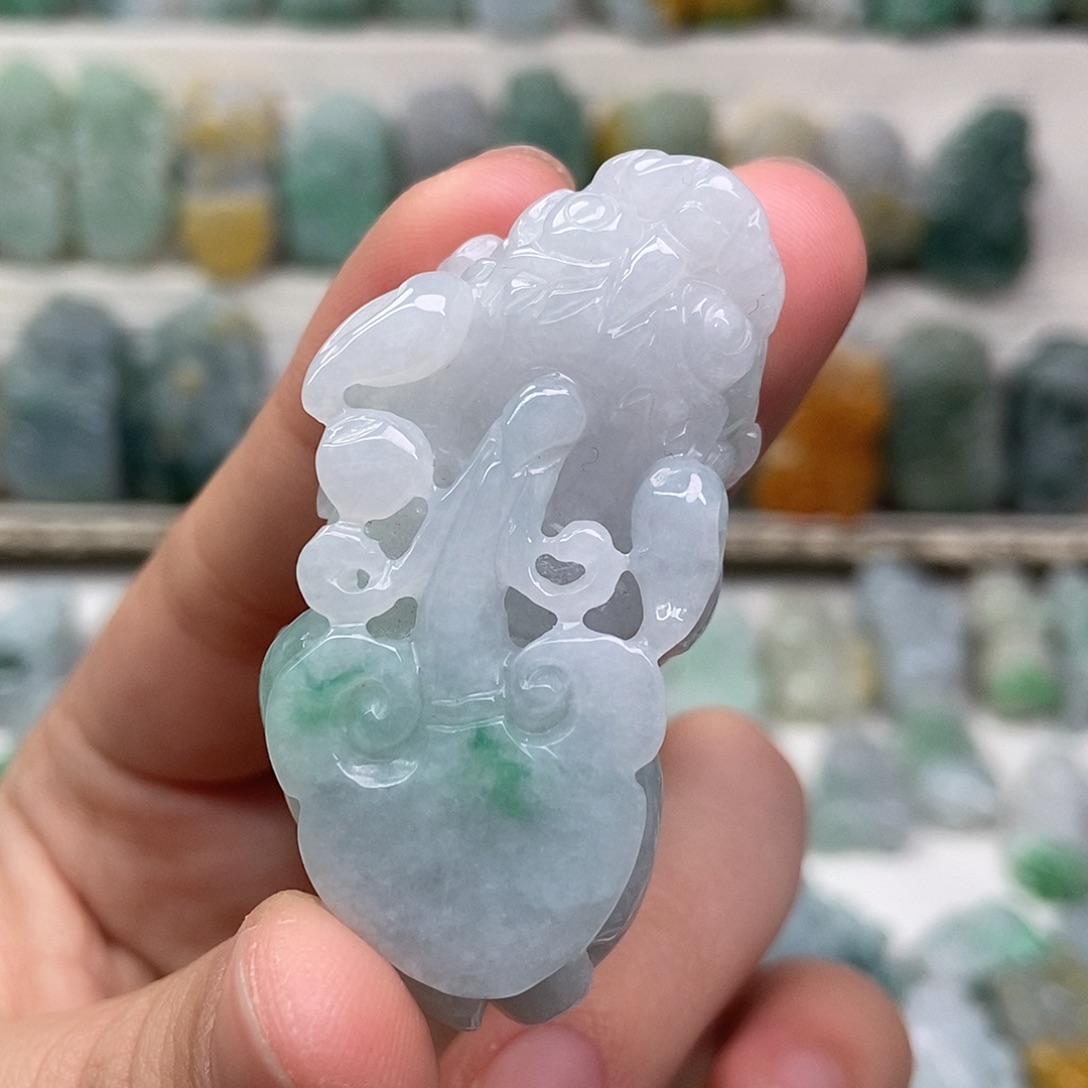 翡翠未镶嵌吊坠(赠链)