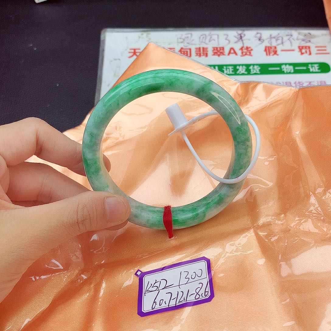 翡翠手镯未镶嵌翡翠