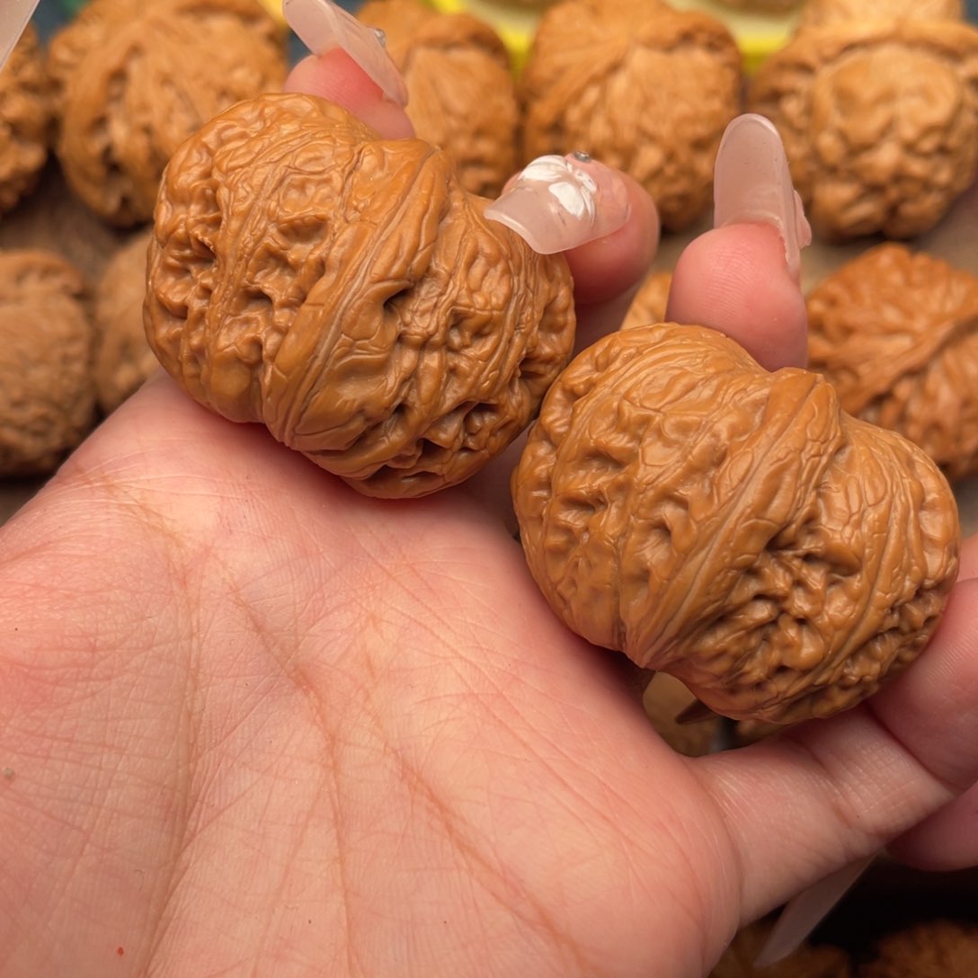 文玩核桃把件翘肩，粗棱平谷元宝42.8