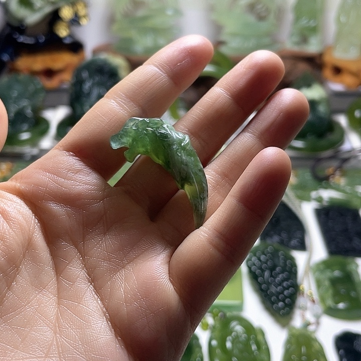 蛇纹石玉颈饰未镶嵌