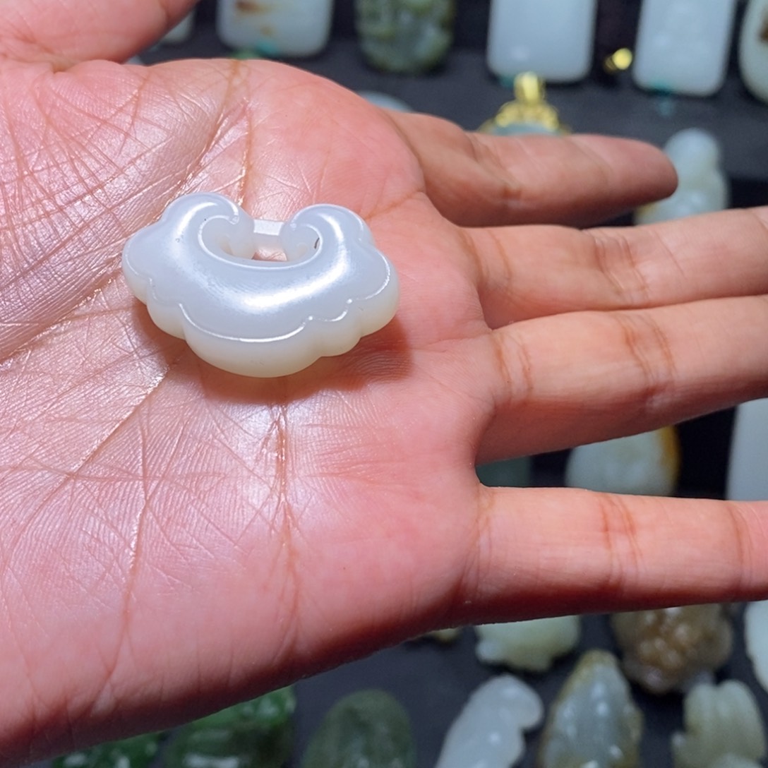 和田玉未镶嵌于田牌