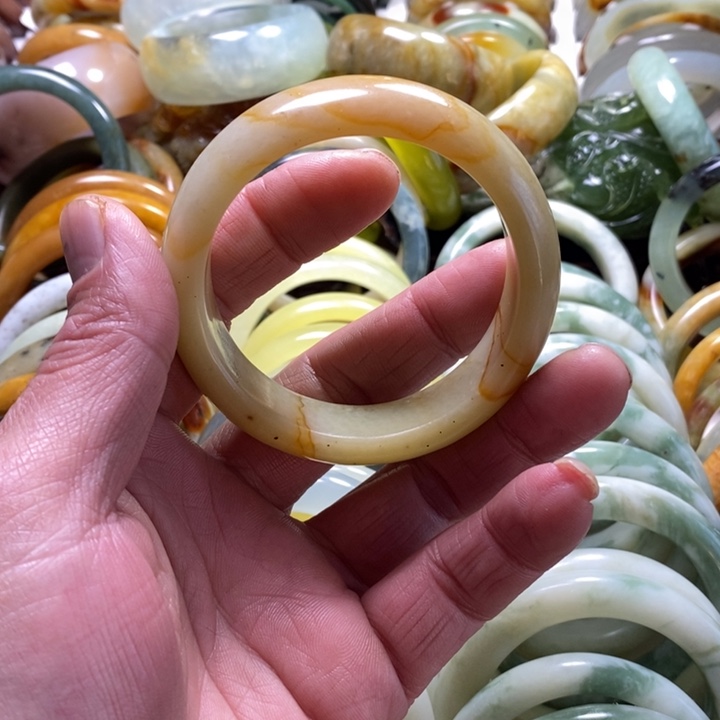 未镶嵌透闪石-蛇纹石玉手镯