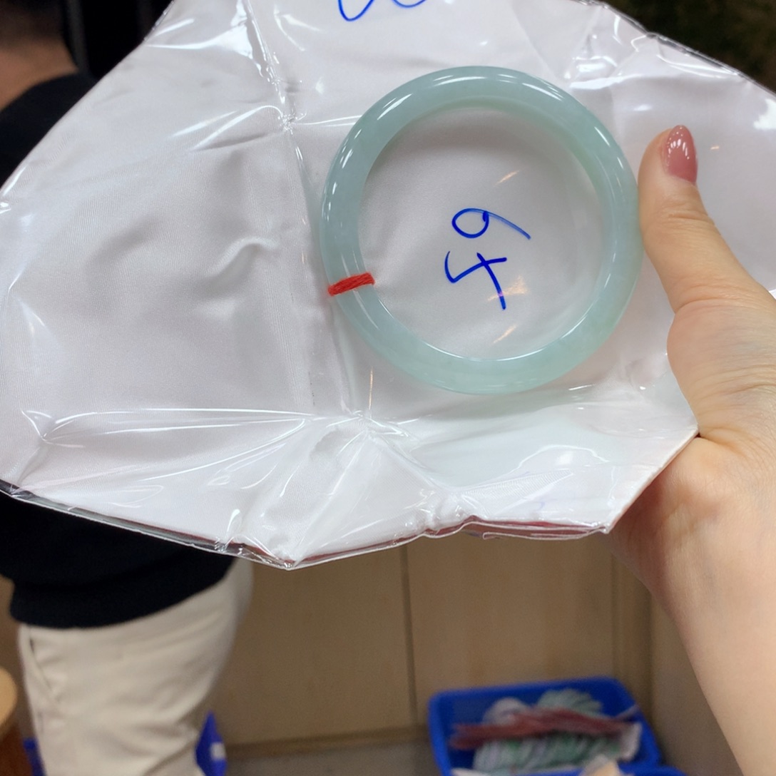 翡翠手镯未镶嵌不退不换