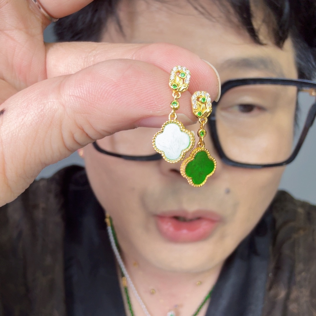 翡翠未镶嵌颈饰一对