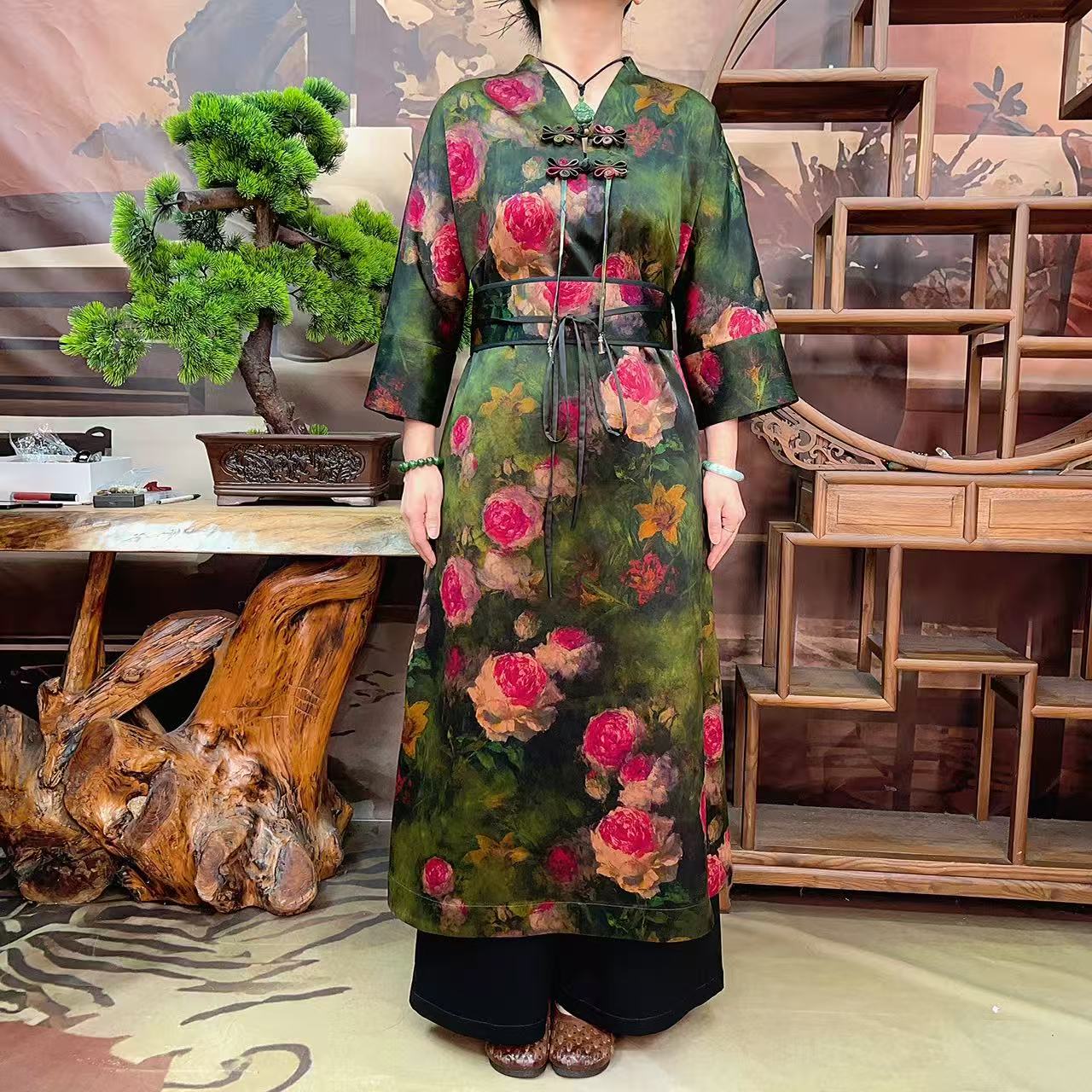 60姆米绿底蔷薇花时尚连衣裙100桑蚕丝香云纱